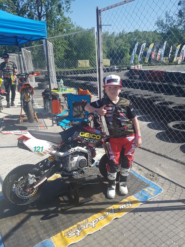 Na bydgoskim Kartodromie rozegrano 1. rundę Pucharu Polski Pit Bike 2018. W klasie Stock 90 doskonale spisał się Maksymilian Pawełczak. 8-letni miniżużlowiec BTŻ Bydgoszcz okazał się najlepszy w gronie siedmiu zawodników. Zobacz zdjęcia >>>