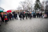 Świąteczne Spotkanie na Rynku w Jedlińsku za nami. Były kolędy, życzenia, korowód świętego Mikołaja i odpalenie iluminacji. Zobacz zdjęcia!