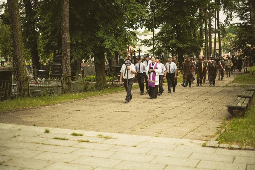 Pogrzeb por. Mieczysława Wroczyńskiego na cmentarzu farnym w...