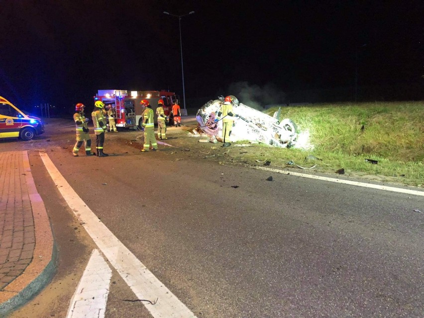 Zambrów. Wypadek na rondzie przy ul. Ostrowskiej. Pijany kierowca ściął latarnię i dachował [ZDJĘCIA]