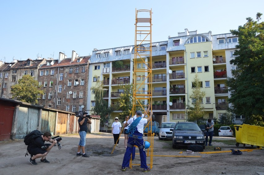 Drabina Jakubowa na podwórkach wrocławskiego Trójkąta