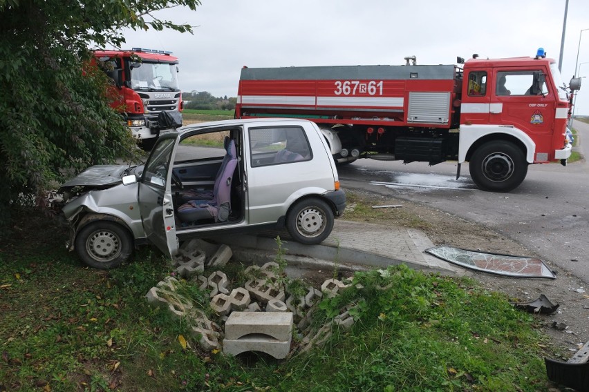 Jedna osoba została ranna w zderzeniu dostawczego mercedesa...