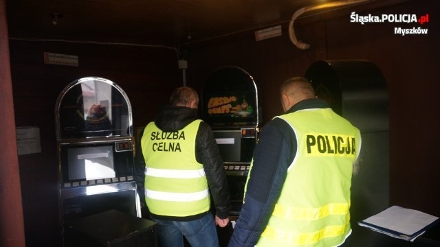 Policjanci i celnicy zabezpieczyli trzy automaty. Ujawnienie nielegalnej działalności hazardowej to główny cel współpracy myszkowskich policjantów zwalczających przestępczość gospodarczą oraz celników z Urzędu Celnego w Częstochowie.