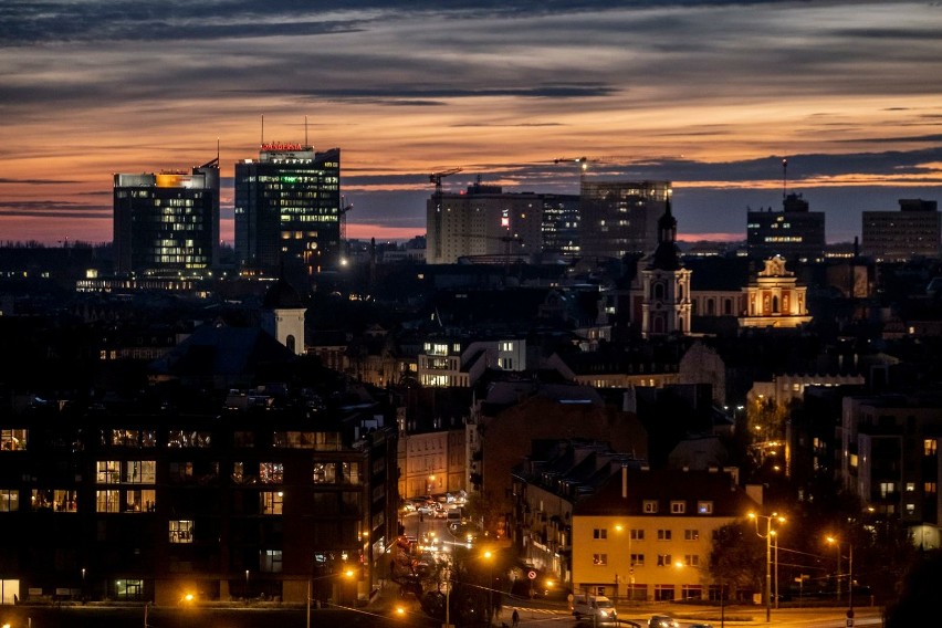 Wieczorowa panorama Poznania z listopada 2022 r. Na lewo od...