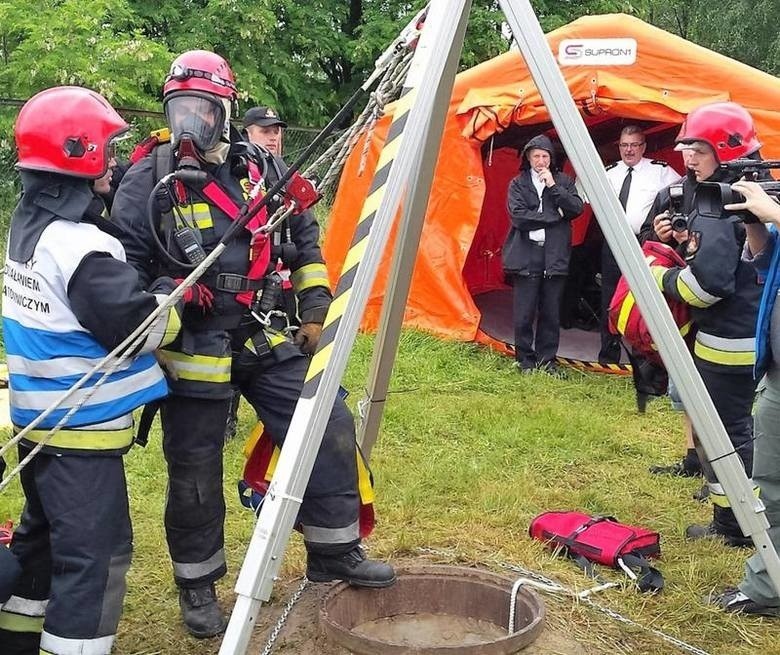Strażacy ochotnicy z jednostki w Kętach budują poligon do ćwiczeń
