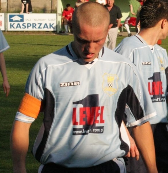 Krzysztof Zgardziński po sezonie nie miał powodów do zadowolenia. Tymczasem wraz z kolegami z Kotorza Małego może dostać nieoczekiwanie szansę na powrót do III ligi.