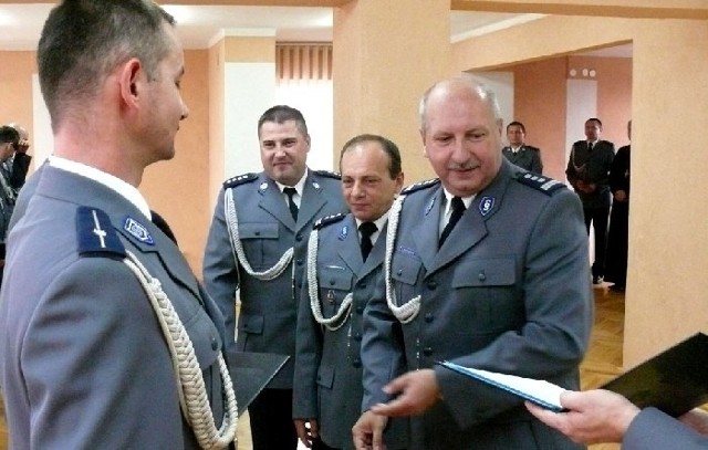 Awanse wręczali (od prawej) Igor Parfieniuk - szef podlaskiej policji, Jarosław Stankiewicz - komendant białostockiej policji oraz Daniel Kołnierowicz, jego I zastępca.