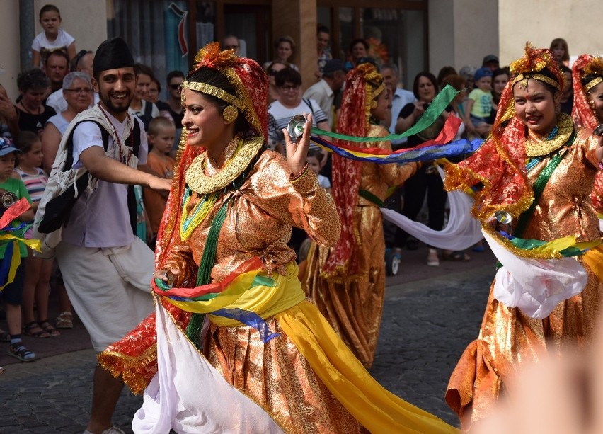 Gorlice. Festiwal Świat pod Kyczerą. Przez miejski deptak przeszedł barwny korowód artystów z różnych stron świata