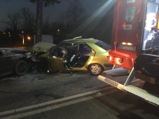 Do wypadku doszło w sobotę, 30 marca, w godzinach wieczornych. Kraksa miała miejsce tuż obok sklepu Dino. Czołowo zderzyły się citroen xsara z mercedesem. Wiadomo, że w wypadku są ranni. Samochody są mocno rozbite. Strażacy musieli użyć specjalistycznego sprzętu, aby uwolnić z pojazdu kierowcę citroena. On oraz kierowca mercedesa trafili do szpitala. Na miejscu pracują służby. Są tu strażacy, pogotowie i policja.Droga w miejscu wypadku jest całkowicie zablokowana.