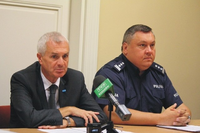 Prezydent Przemyśla Robert Choma (nz. z lewej) i insp. Krzysztof Pobuta, komendant miejski policji bronią istnienia straży miejskiej.