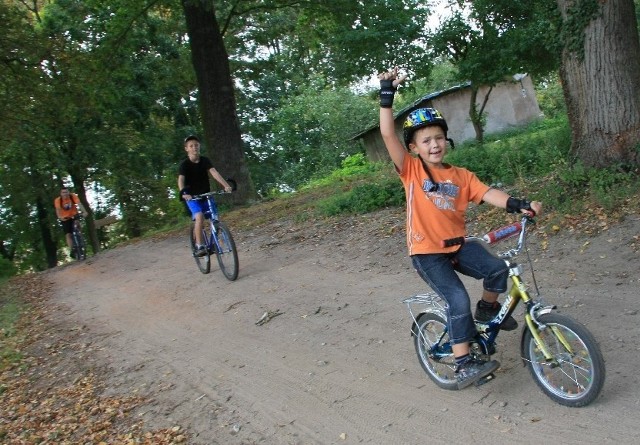 Najmłodszym uczestnikiem rajdu był siedmioletni Adam Kita (pierwszy z prawej), który dzielnie pokonał trasę swoim rowerkiem.
