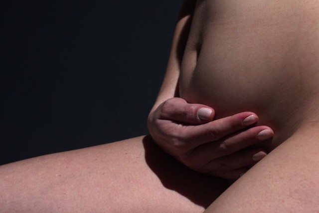 Bóle podbrzusza w ciąży mogą mieć różne podłoże zależnie od wieku ciąży oraz innych czynników