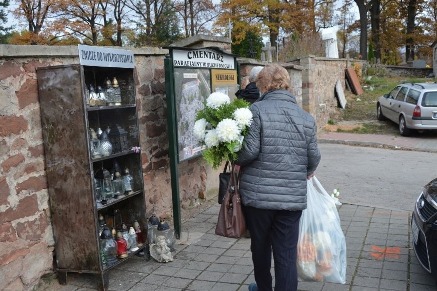 W Skarżysku i Suchedniowie przy cmentarzach przygotowano miejsca na darmowe znicze (ZDJĘCIA)