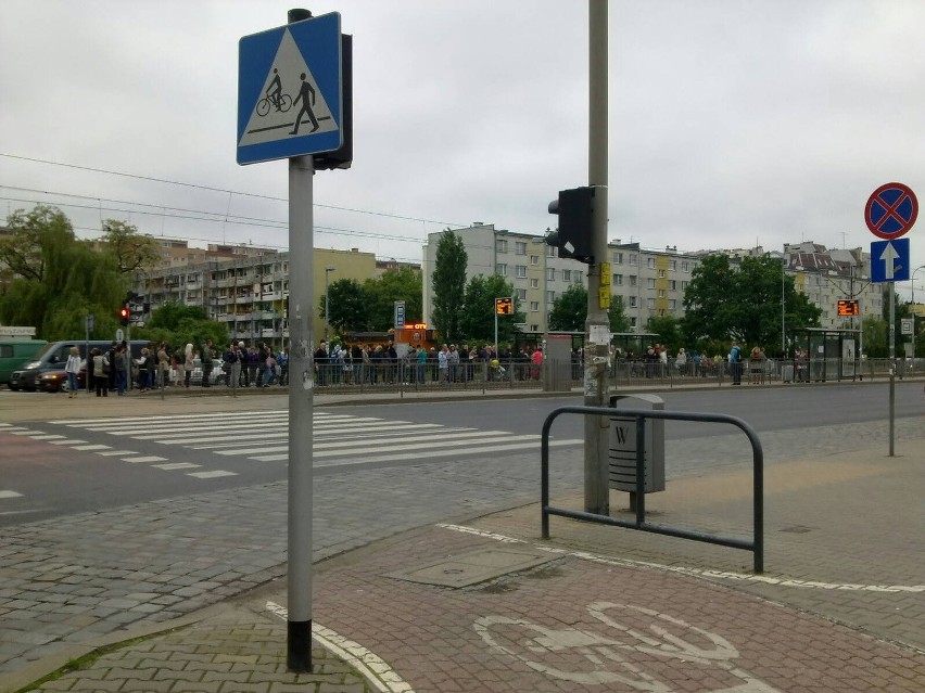 Wrocław: Zerwana trakcja na Lotniczej naprawiona. Tramwaje wróciły na swoje trasy (ZDJĘCIA)