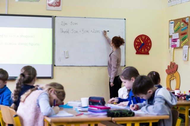 Zdjęcie ilustracyjne. Wszyscy chętni do piastowania  dyrektorskich gabinetów  w szkołach w Sztynwagu i  Mokrem, odpadli w konkursie. Powód? Błędy formalne! O tym jakie popełnili, komisja konkursowa nie chce mówić.