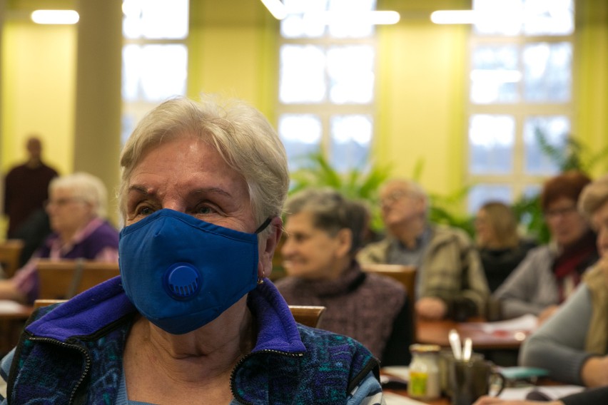 Kraków. Seniorzy z domów pomocy społecznej dostają maski antysmogowe