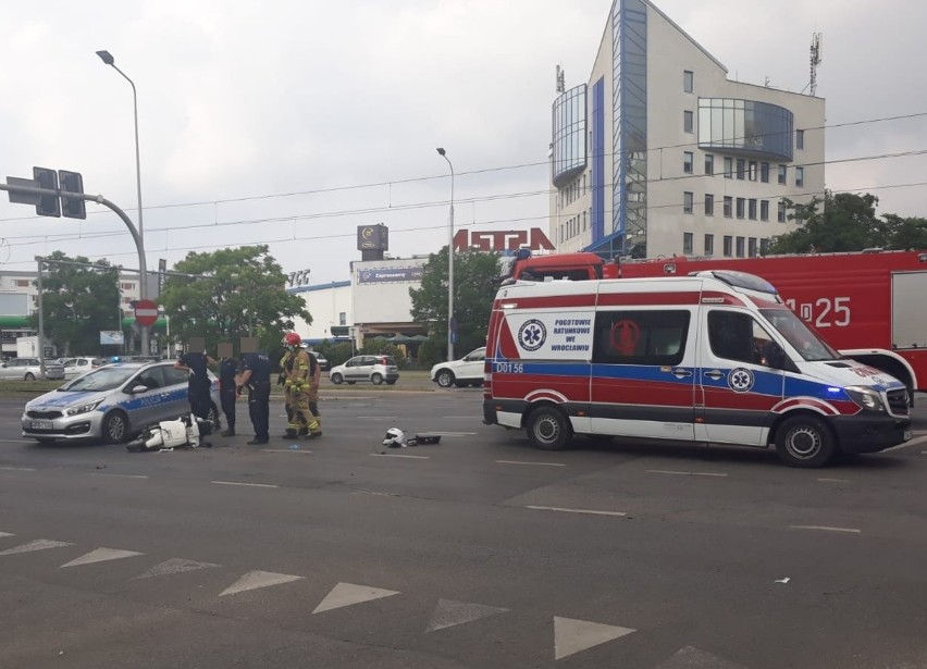 Wypadek na Legnickiej. Policyjny radiowóz zderzył się ze skuterem 