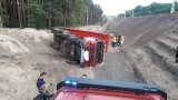 Poważny wypadek w Dobiegniewie. Wywrotka przewróciła się na placu budowy. Kierowca zakleszczony w kabinie