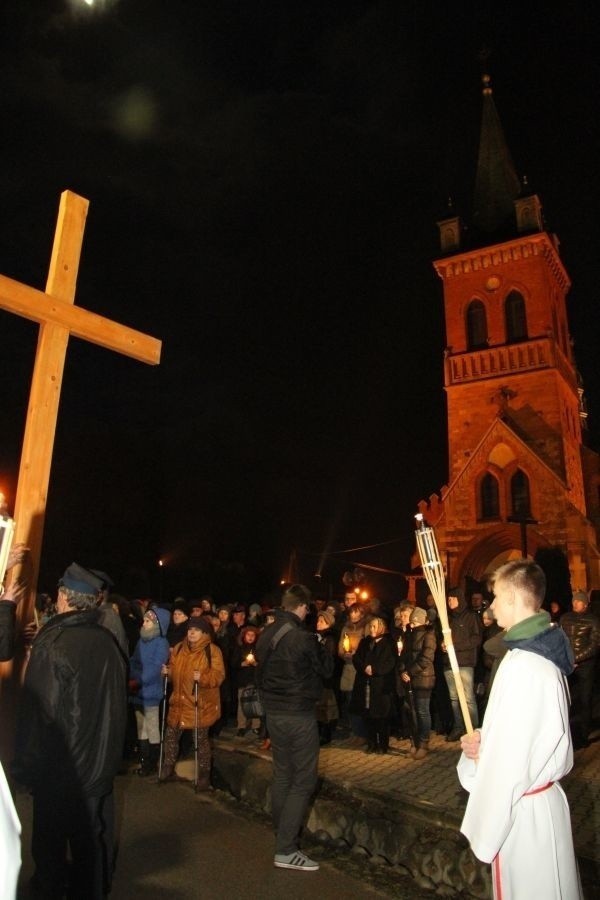 Msza święta i Droga Krzyżowa w Masłowie z udziałem biskupa Mariana Florczyka. Zakończenie przy pomniku świętego Jana Pawła II 