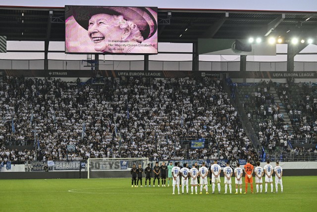 Upamiętnienie Śmierci Królowej Elżbiety przed rozpoczęciem drugiej połowy meczu Arsenal - FC Zürich