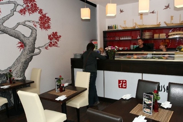 Wnętrze restauracji Hana Sushi urządzone jest w stylistyce japońskiej. Jedną ze ścian zdobi malunek drzewa wiśniowego.