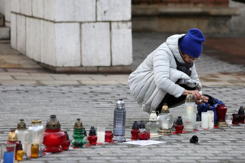 Kraków myślami z Gdańskiem. Mieszkańcy oddają hołd prezydentowi Pawłowi Adamowiczowi [ZDJĘCIA]