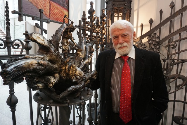 Mistrz kowalstwa artystycznego Jan Cygankiewicz jest autorem stylowej bramy z kutego żelaza wiodącej do ogrodu przy pałacu Izraela Poznańskiego w Łodzi