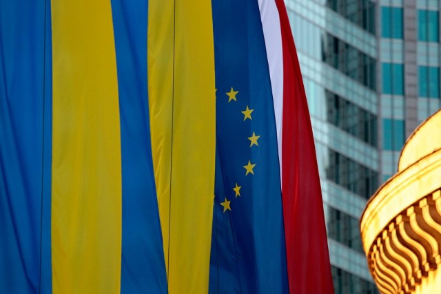 Komisja Europejska proponuje zniesienie na rok wszelkich ograniczeń w imporcie z Ukrainy do Unii Europejskiej. Liberalizacja ma także dotyczyć przewozów drogowych, gdzie obecnie obowiązują kwoty pozwalające na wjazd określonej liczby TIR-ów rocznie