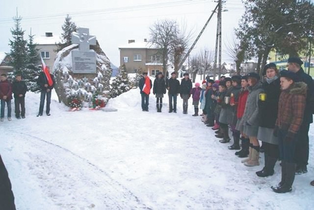 Przy  Pomniku Ofiar II Wojny Światowej w Kuźnicy odbył się uroczysty gminny apel pamięci.
