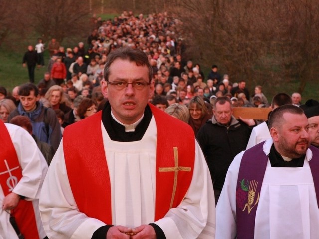 Dzisiejszej drodze krzyżowej przewodniczył ks. dr Józef  Tomiak, kustosz rokitniańskiego sanktuarium Wzięło w niej udział około 2 tys. pielgrzymów z całego kraju.