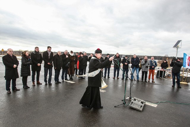 - Cieszę się z otwarcia tej drogi, gdyż jest ważna nie tylko z punktu rozwoju gospodarczego Sokołowa Małopolskiego, czy powiatu rzeszowskiego, ale dla całego Podkarpacia. To pierwsza zakończona inwestycja drogowa zrealizowana w ramach Regionalnego Programu Operacyjnego. Wkrótce oddawać będziemy następne – mówi marszałek Władysław Ortyl.