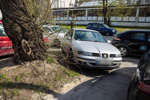 Przed nami kolejna porcja zdjęć chyba najgorzej zaparkowanych samochodów w Warszawie. Zobaczcie, jakich "mistrzów parkowania" możemy spotkać na stołecznych ulicach.Fot. naszemiasto.pl