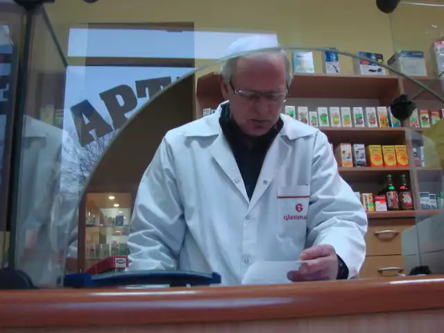 Krzysztof Ratajczyk, kierownik jednej z aptek twierdzi, że ludzie starsi wolą wykupić leki zapisane przez lekarza