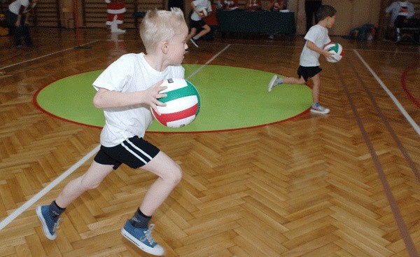 W SP nr 10 zorganizowano Mikołajkowe Potyczki Sportowe. 