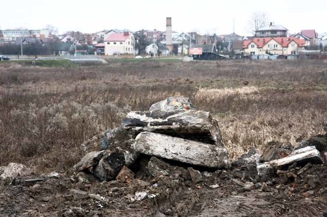 Na razie to tylko hałda gruzu. Ale wiosną rozpocznie się tu budowa boiska dla młodych piłkarzy.