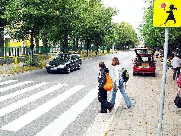 Przed Gimnazjum nr 3 przydałaby się agatka