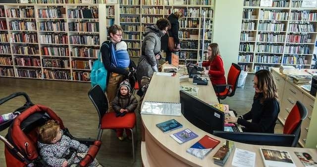 Biblioteka na Okolu nie tylko wypożycza książki. Organizuje ciekawe spotkania dla dzieci, dla dorosłych, bawi, uczy