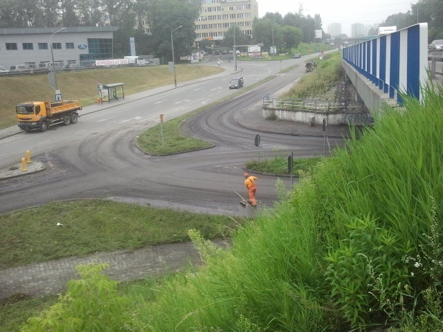 Katowice po ulewie. Sprzątanie przy Carrefour i IKEA [ZDJĘCIA]