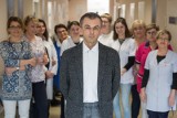 Dr Krzysztof Adamowicz: "Strzeli sobie pani perukę, włosy odrosną" [REPORTAŻ]