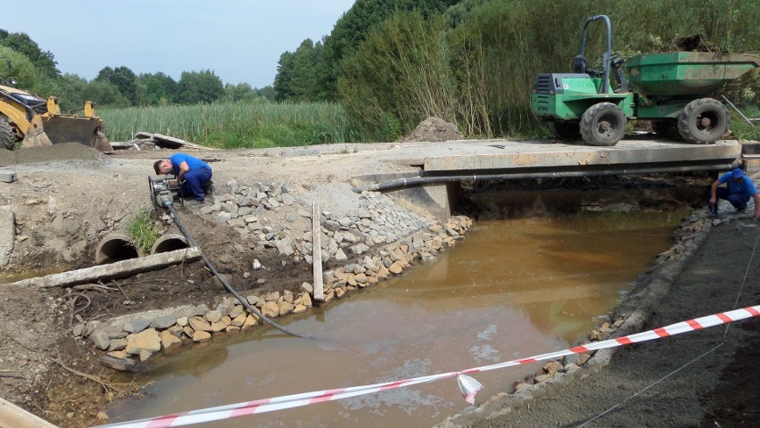 Budowa mostu na potoku Leśniówka w Myszkowie...