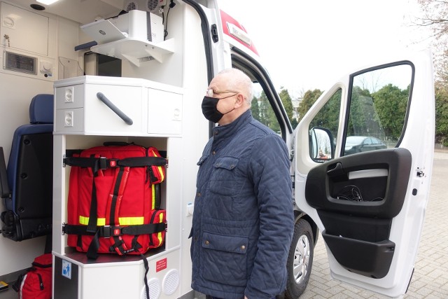 Nowoczesna karetka kosztowała 730 tys. zł. Znajdują się w niej m.in. nosze bariatryczne i respirator dostosowany dla dzieci. Ambulans trafi do gminy Jasienica.Zobacz kolejne zdjęcia. Przesuwaj zdjęcia w prawo - naciśnij strzałkę lub przycisk NASTĘPNE