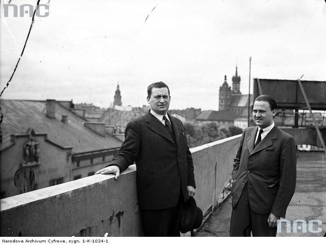 Stanisław Cat-Mackiewicz w towarzystwie Ignacego Kleszczyńskiego na dachu Pałacu Prasy.