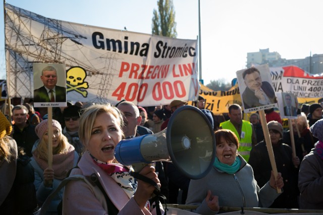 Protest mieszkańców gmin okołowarszawskich oraz regionu radomskiego pod siedzibą PiS w Warszawie przeciwko budowie linii wysokiego napięcia 400 kV.