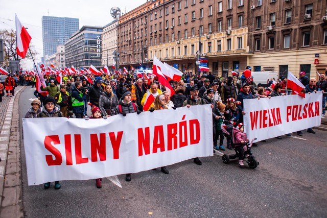 W piątek 11.11.2022 ulicami Warszawy przeszedł Marsz Niepodległości pod hasłem "Silny Naród - Wielka Polska".