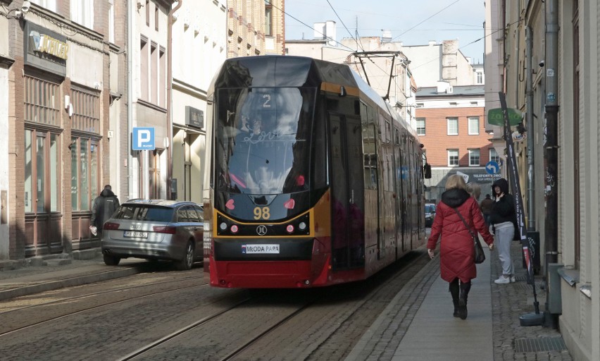Walentynkowy tramwaj MZK kursuje w Grudziądzu.