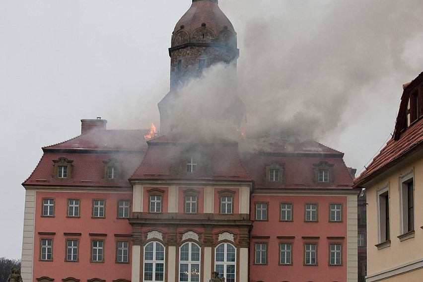 Pożar zamku Książ, płonie dach, 10.12.2014