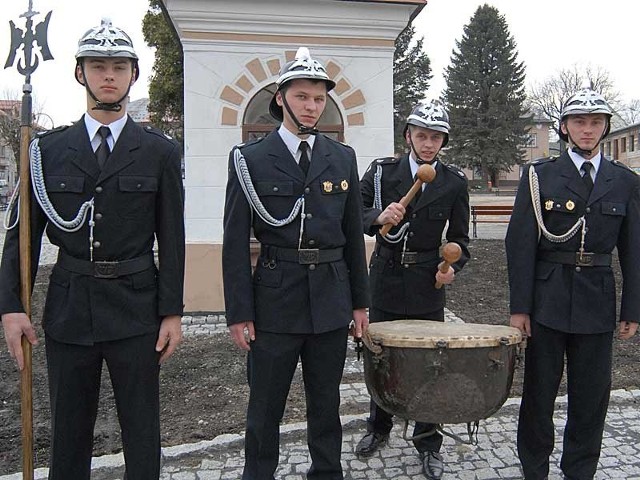 Zabytkowy bęben w Wielopolu przechowują miejscowi strażacy, a w czasie Świąt Wielkanocnych, w uroczystych strojach straży grobowej biciem w bęben oznajmiają mieszkańcom, że już czas na rezurekcję.