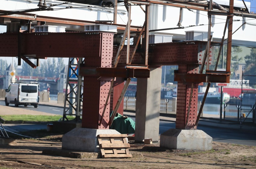 Trwają prace na wiadukcie nad ulicą Kolumba w Szczecinie....
