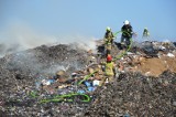 Strażacy walczą z pożarem na składowisku odpadów w Czarnówku (powiat lęborski). ZDJĘCIA