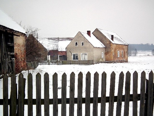 Grabków, mała wieś, taka bez kościoła, bez szkoły, na uboczu. &#8211; Niczego już się nie wróci. Stało się, jak się stało...  &#8211; komentują mieszkańcy.